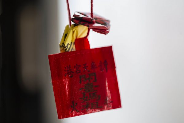 分靈、分香是華人民間信仰傳播的重要方式。信徒遷徙移居時,可以到大廟求取神明同意,攜帶神像到異鄉蓋廟供奉;如果沒有神像,也可用香灰取代。子廟就如同祖廟的分身,需要定期回去謁祖。圖│研之有物