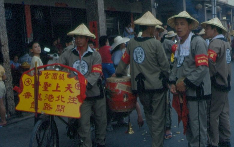 1986 年鎮瀾宮前往北港進香的開路鼓。開路鼓是進香陣頭的先鋒,走在隊伍前端,沿途步行敲打吹奏,提醒信徒隊伍已到。圖│張珣